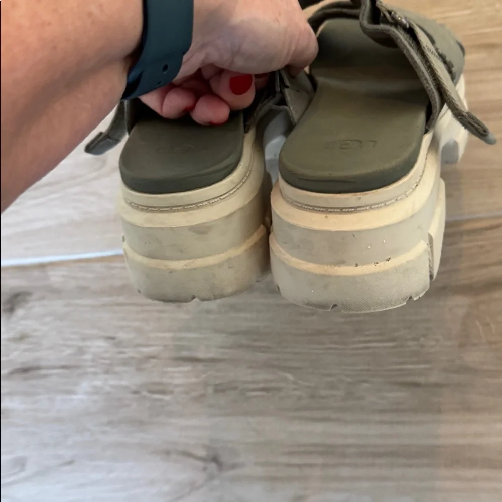 UGG 6 1/2 Ashton platform slide sandals
